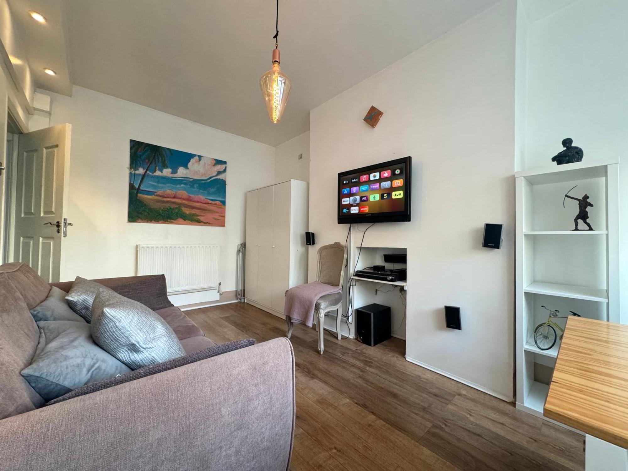 Serene 1bd Flat 7 Mins From Clapham Common * Londra