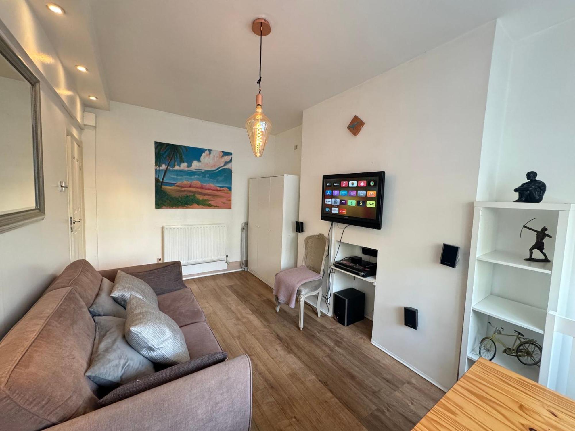 Serene 1bd Flat 7 Mins From Clapham Common Londra